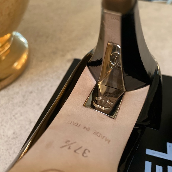 🔥CHANEL 37.5/7.5 Chanel showing this heel style now. Great condition! - Picture 8 of 11